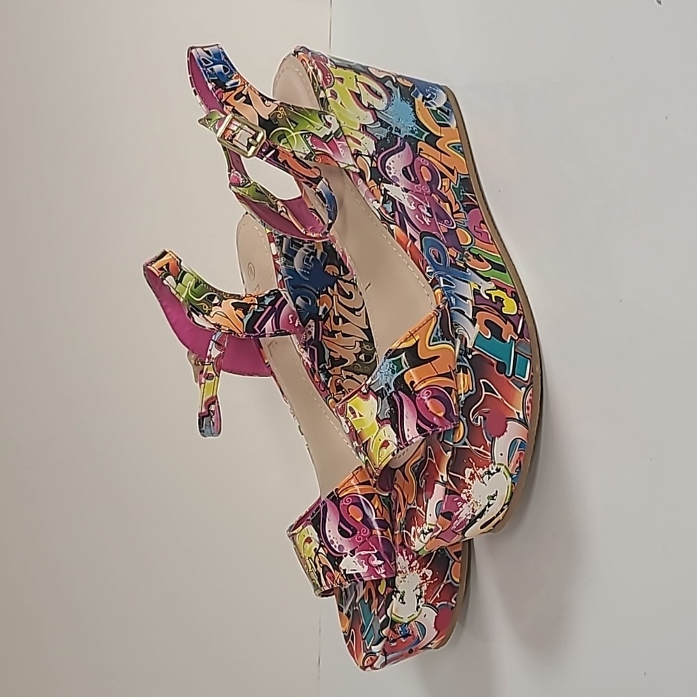 Rouge Graffiti Wedges - Size 8